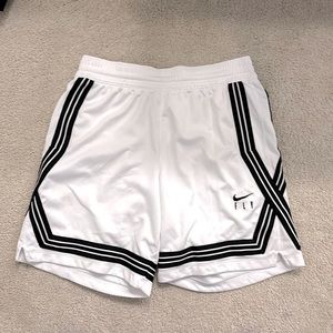 Nike fly basketball shorts
